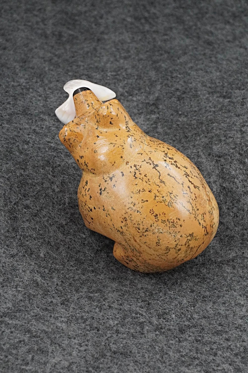 Bear Zuni Fetish Carving - Enrike Leekya