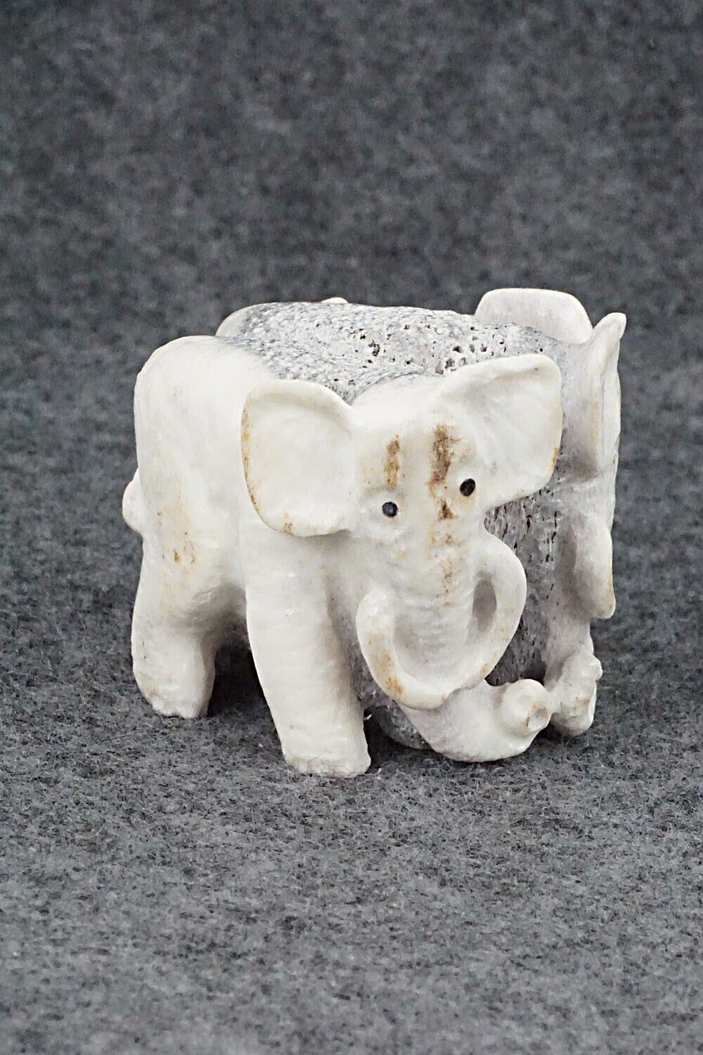 Elephants Zuni Fetish Carving - Maxx Laate