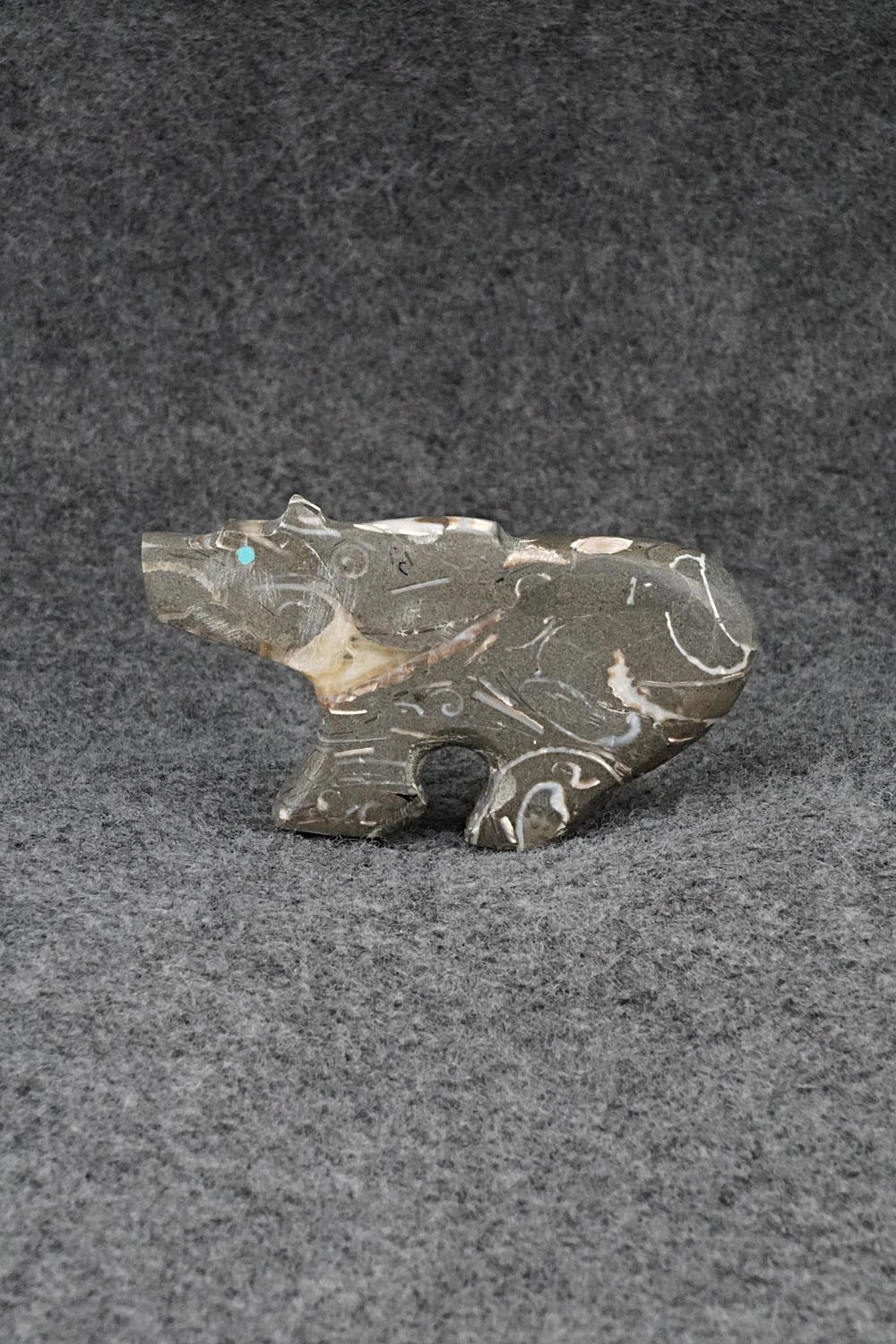 Bear Zuni Fetish Carving - Fernando Laiwakete