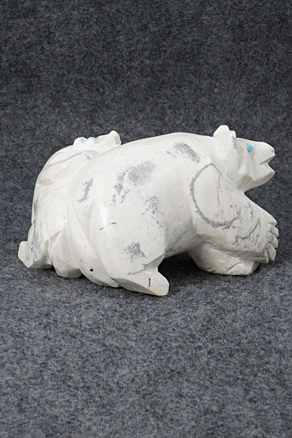 Bear Zuni Fetish Carving - Derrick Kaamasee