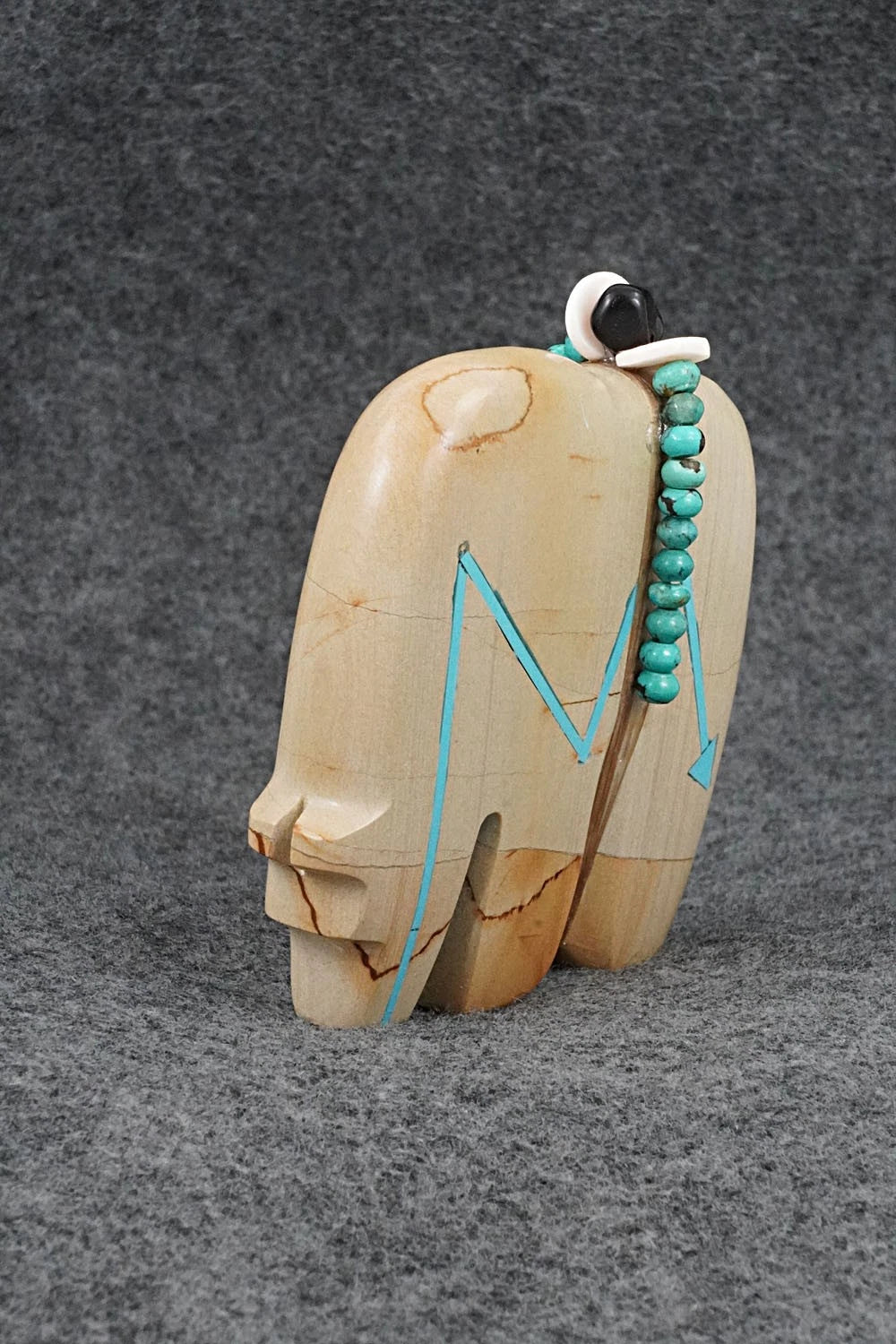Bear Zuni Fetish Carving - Bernard Laiwekete