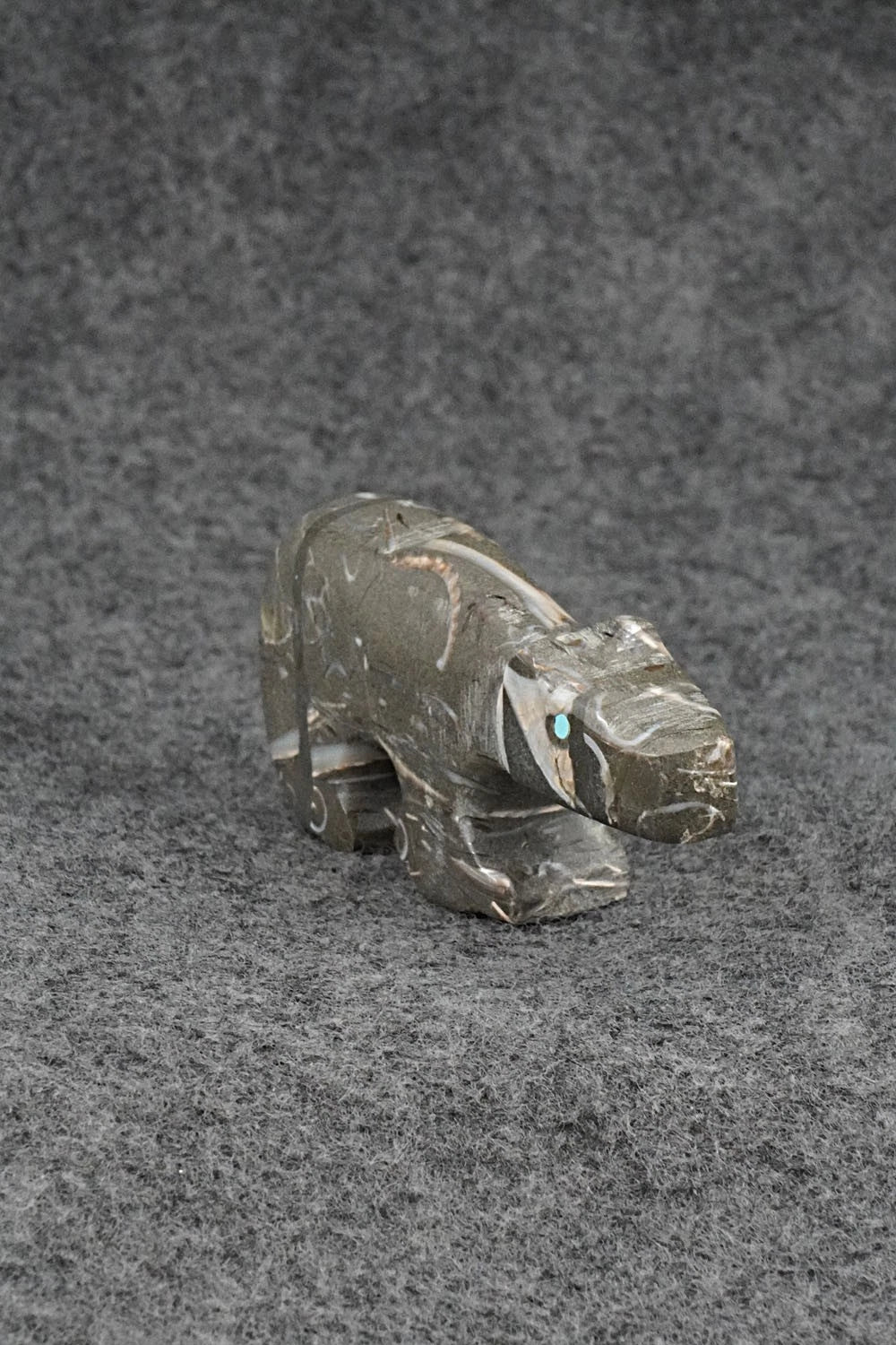 Bear Zuni Fetish Carving - Fernando Laiwakete