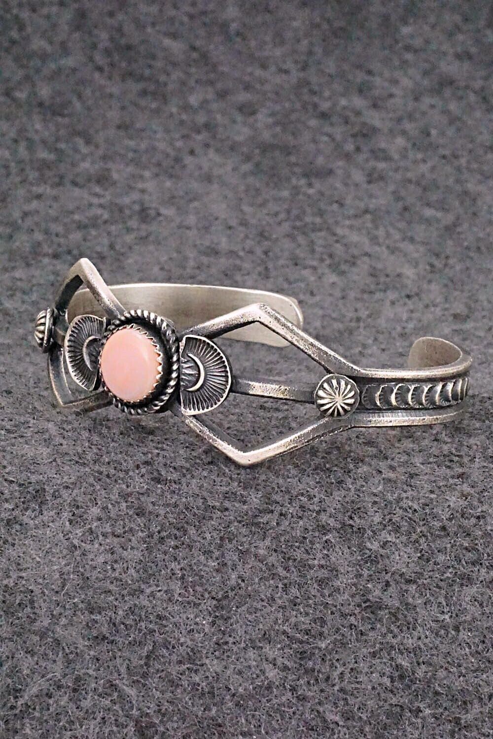 Pink Conch Shell & Sterling Silver Bracelet - Eva & Linberg Billah