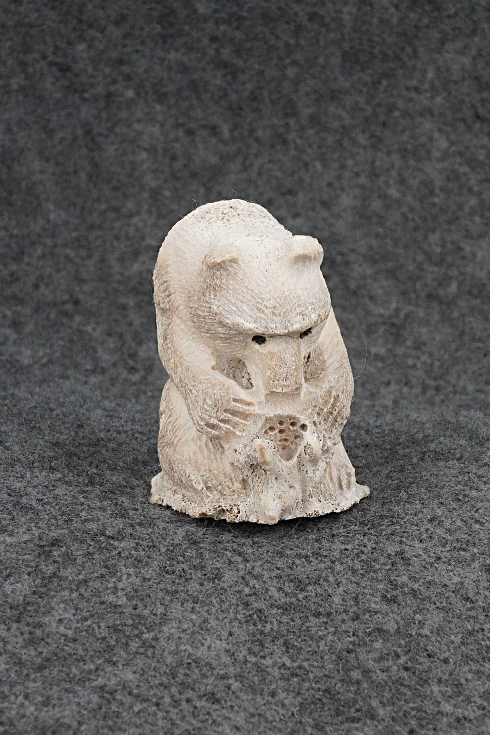 Bear Zuni Fetish Carving - Elton Kaamasee