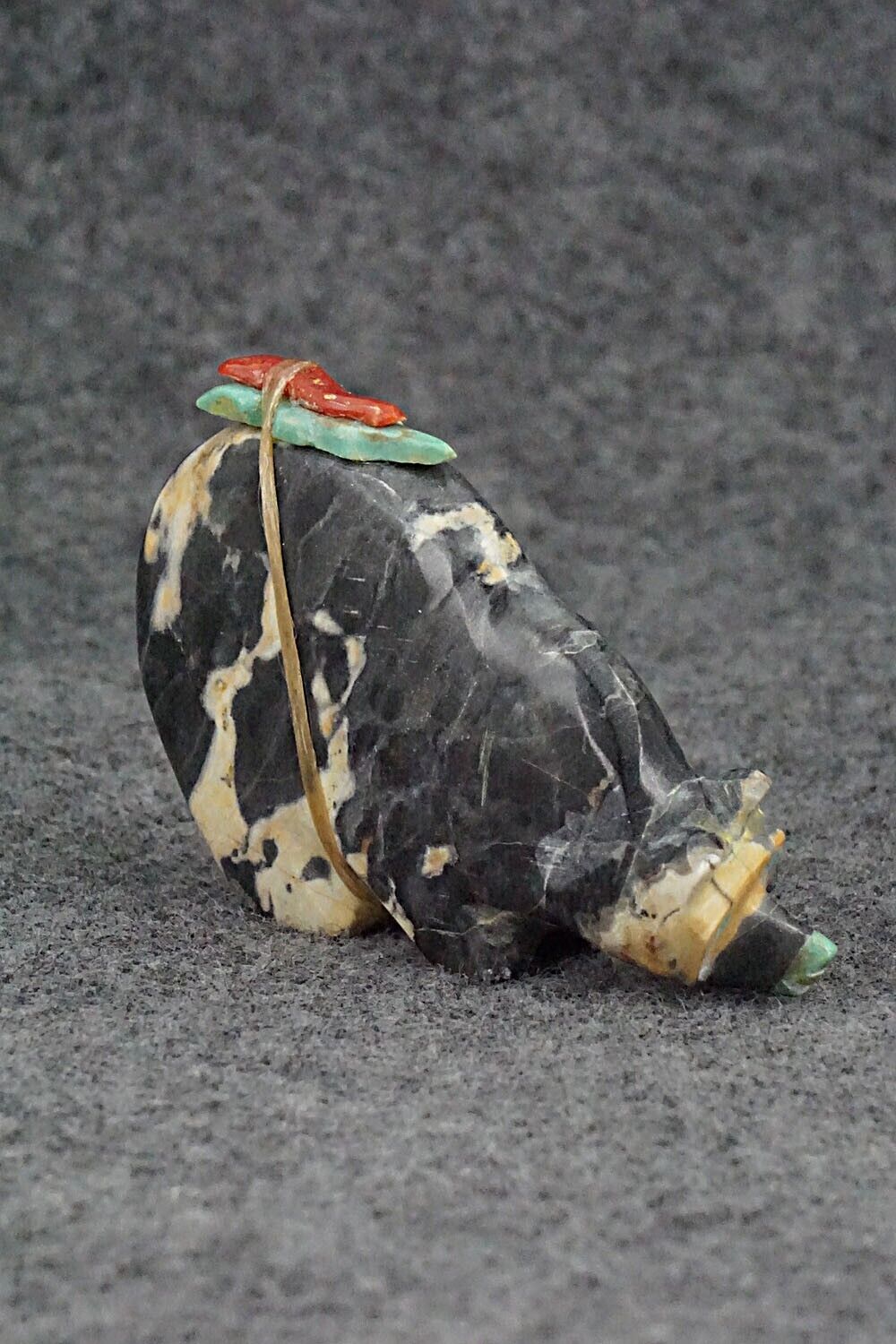 Bear Zuni Fetish Carving - Enrike Leekya