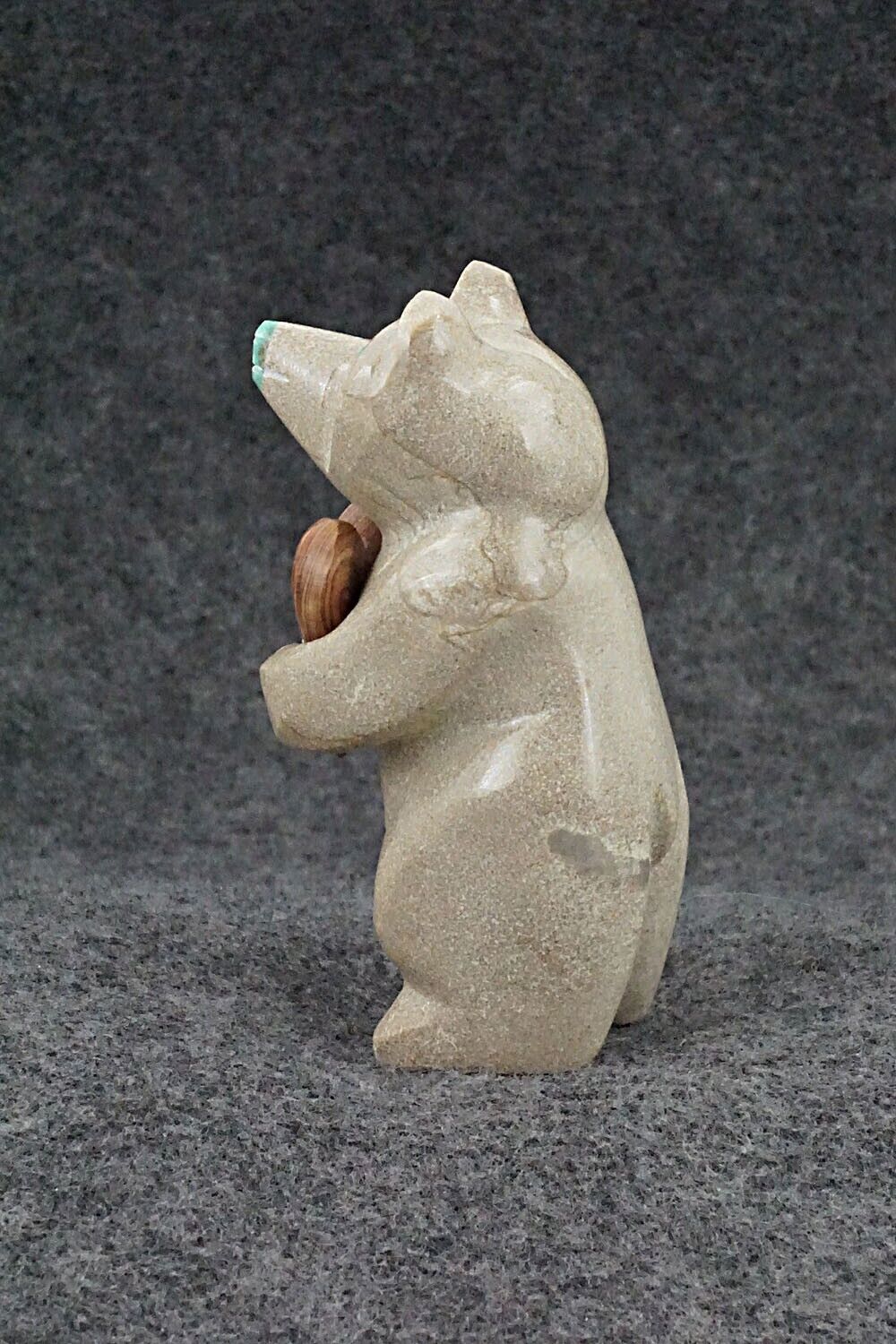 Bear with Heart Zuni Fetish Carving - Enrike Leekya