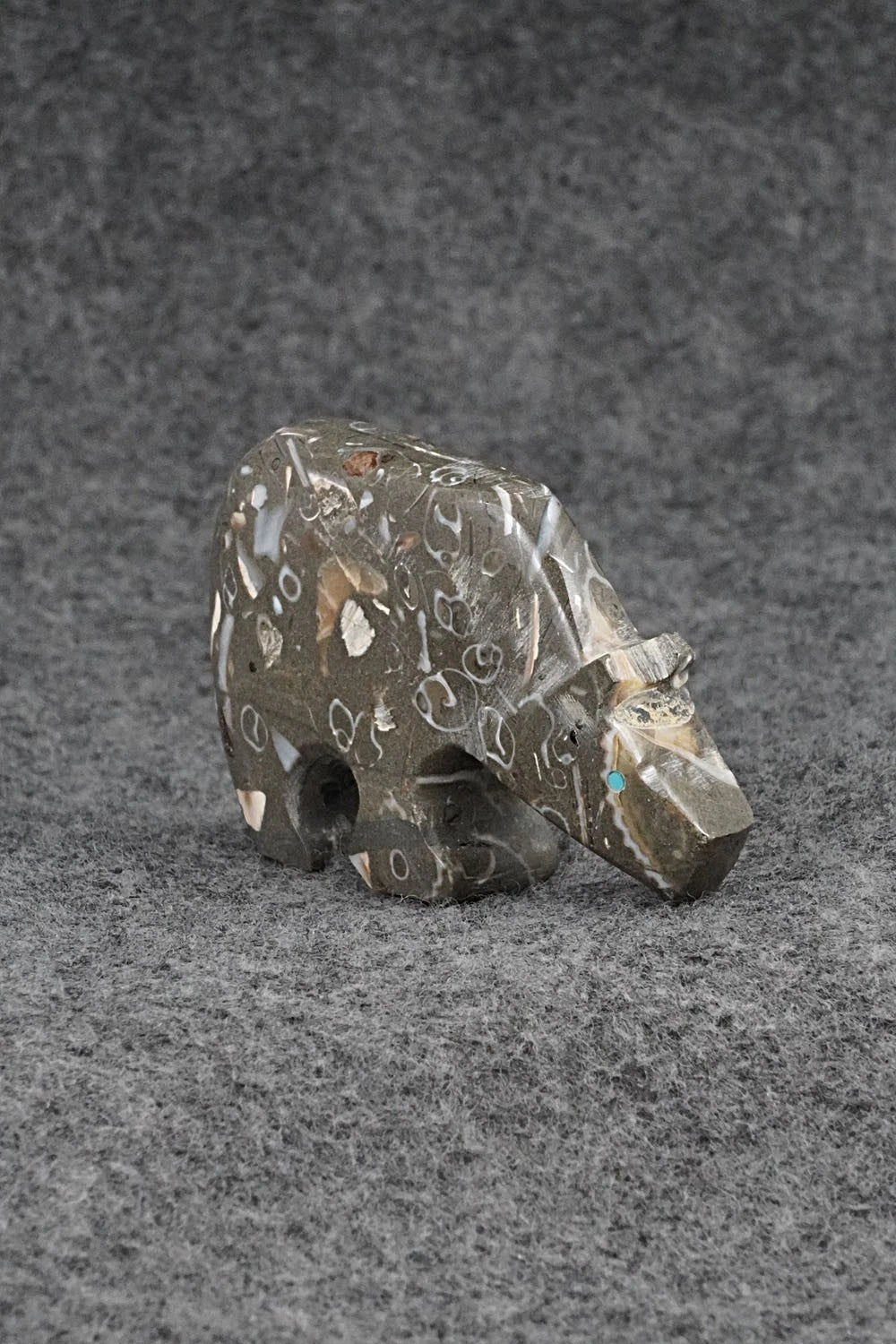 Bear Zuni Fetish Carving - Fernando Laiwakete