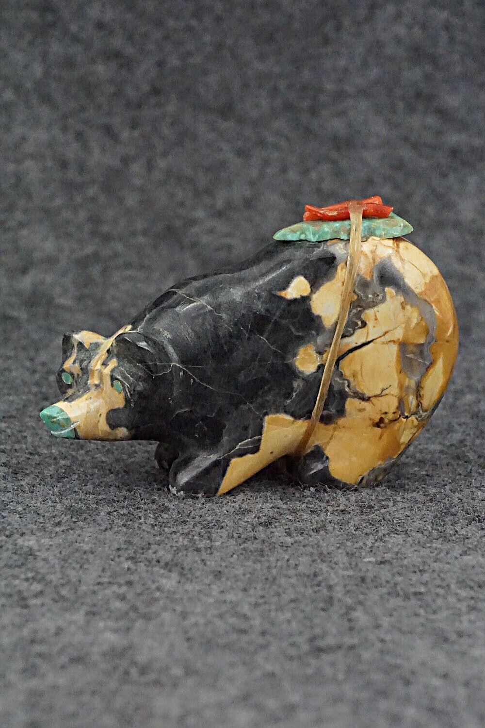 Bear Zuni Fetish Carving - Enrike Leekya