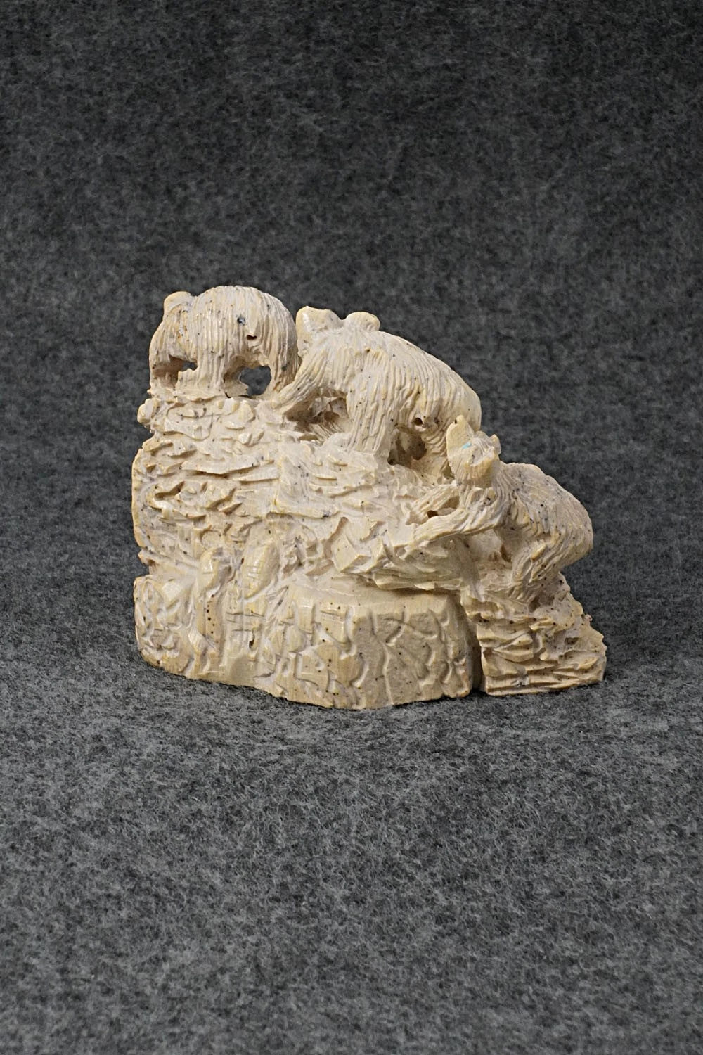 Bear Zuni Fetish Carving - Adrian Cachini