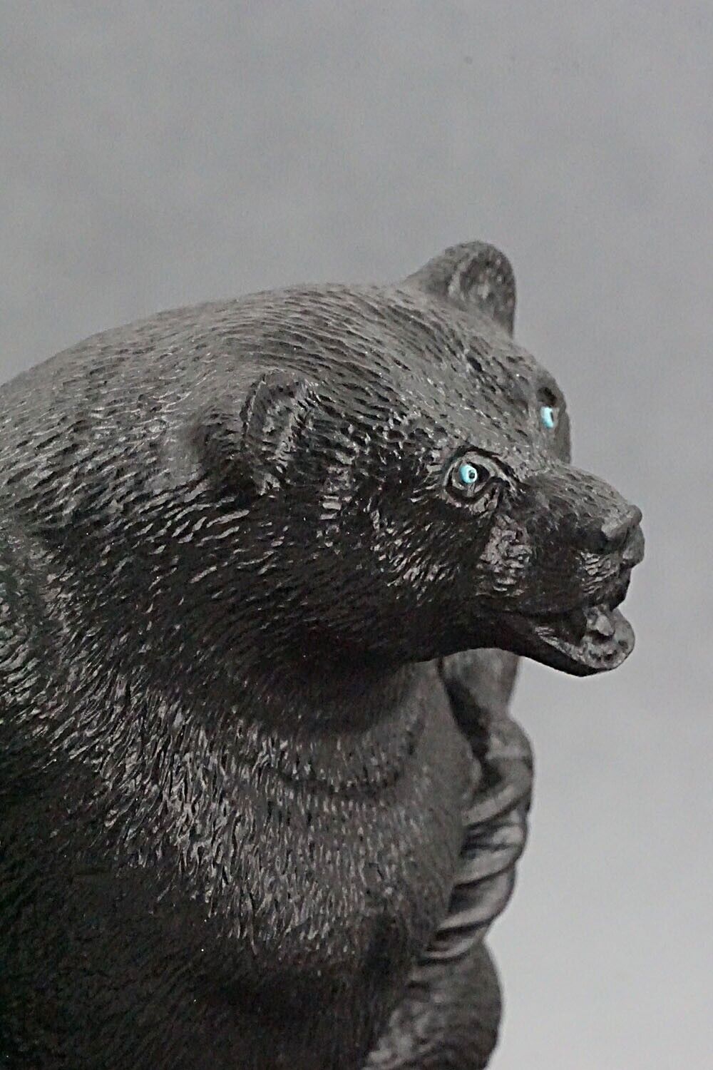 Bear Zuni Fetish Carving - Travis Lasiloo