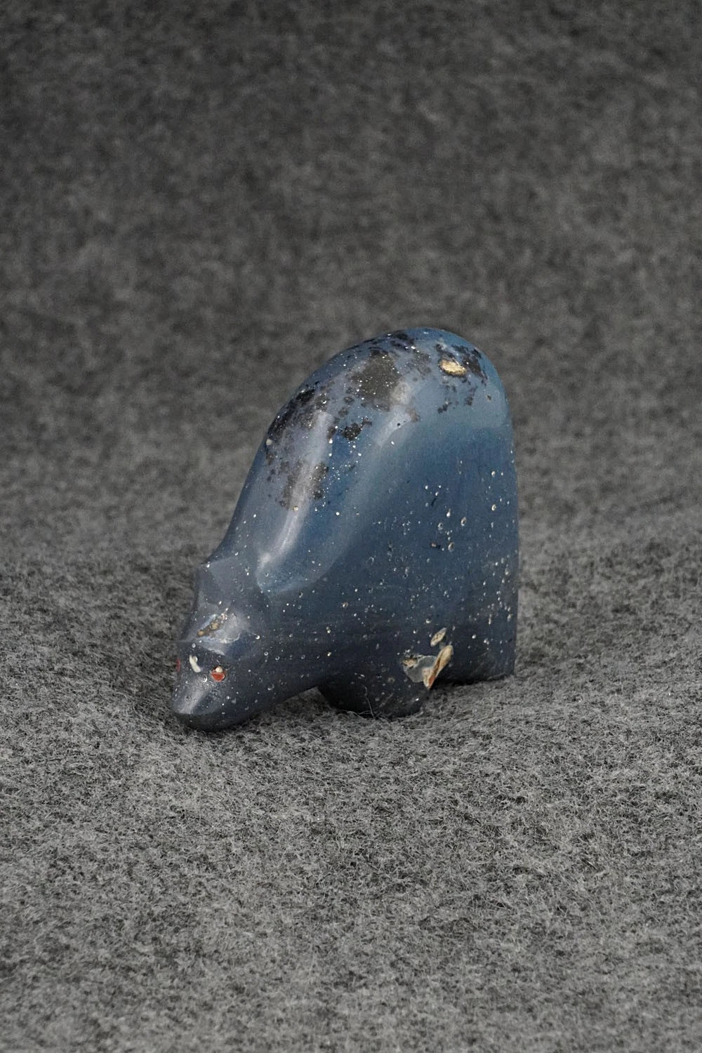 Bear Zuni Fetish Carving - Daphne Quam