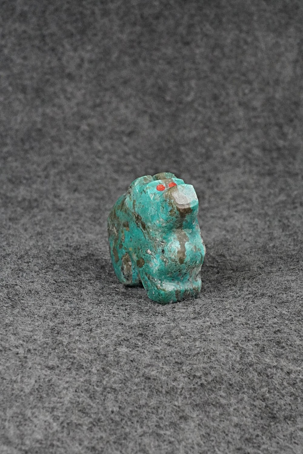 Bear Zuni Fetish Carving - Bernard Laiwekete
