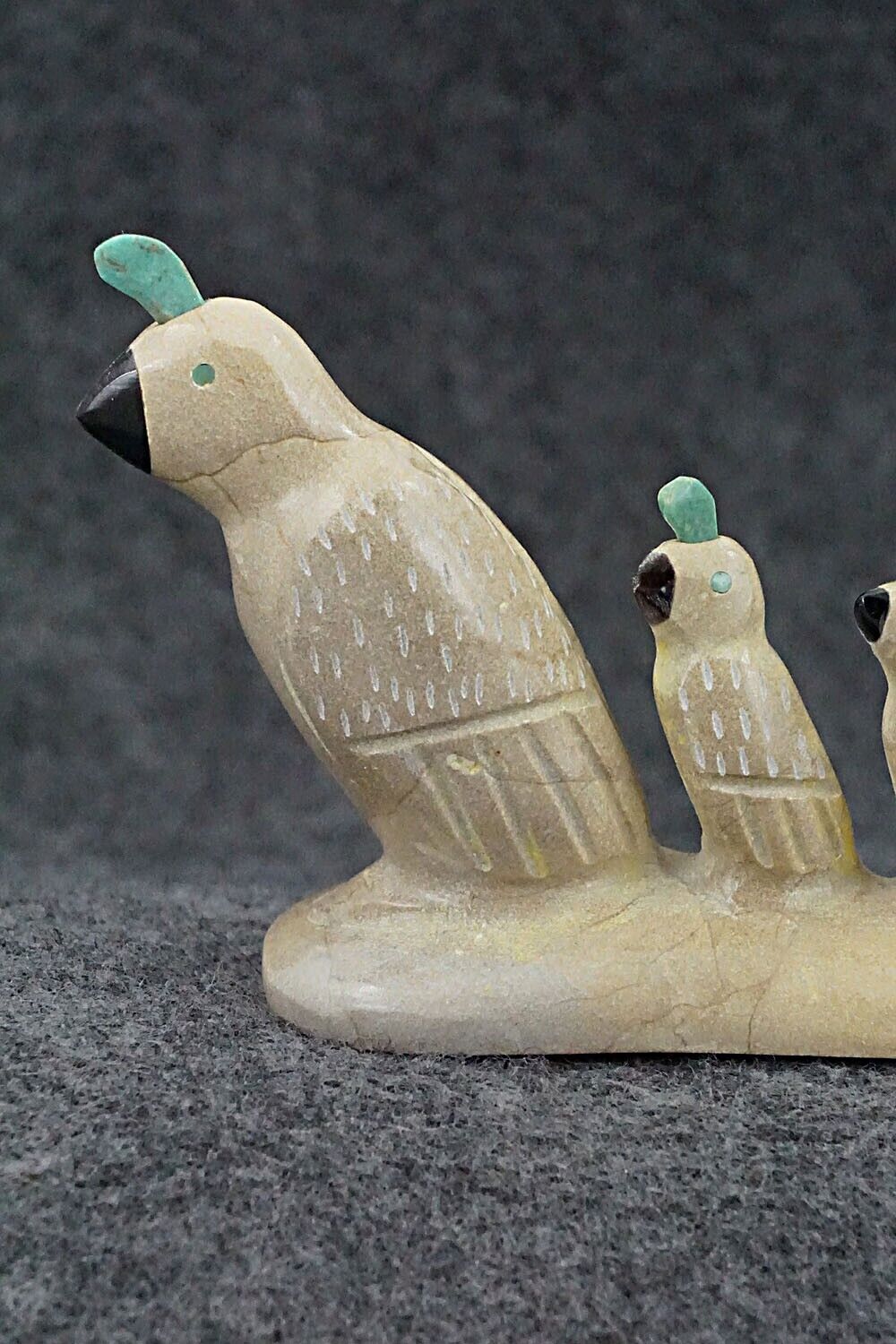 Quail with Chicks Zuni Fetish Carving - Enrike Leekya