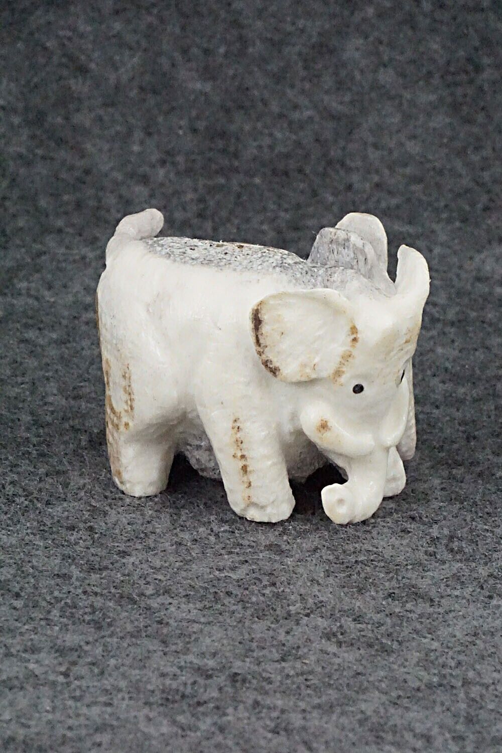 Elephants Zuni Fetish Carving - Maxx Laate