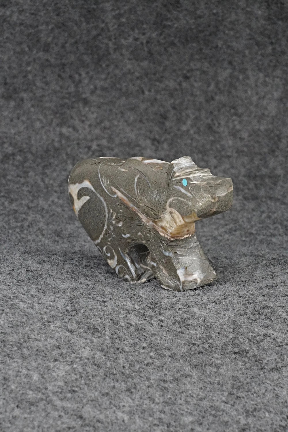 Bear Zuni Fetish Carving - Fernando Laiwakete