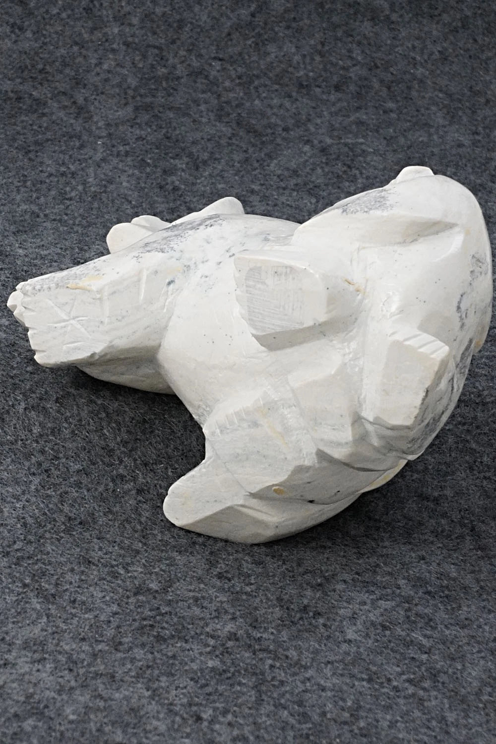 Bear Zuni Fetish Carving - Derrick Kaamasee