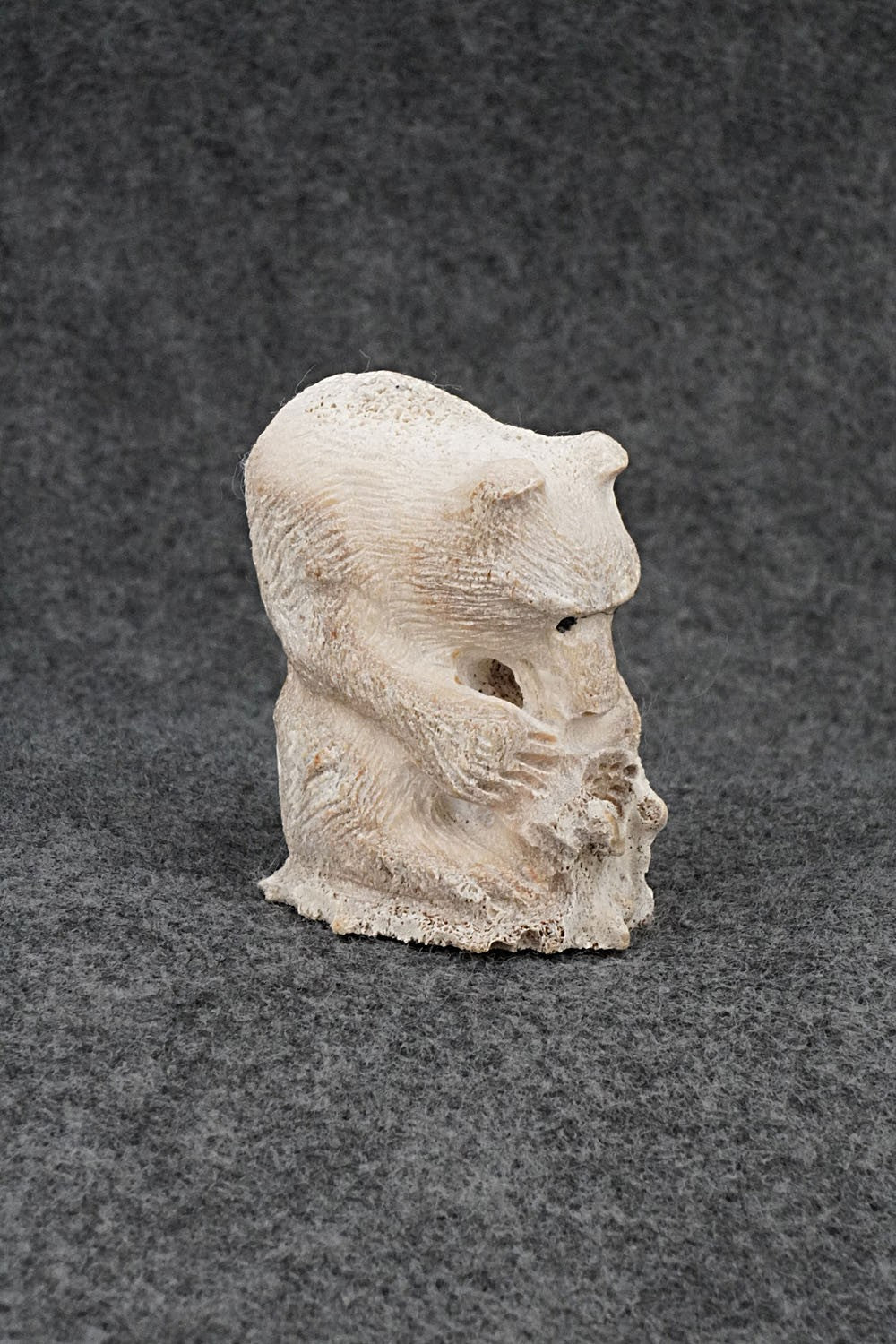 Bear Zuni Fetish Carving - Elton Kaamasee