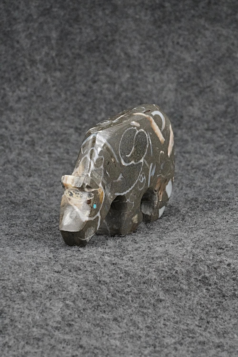 Bear Zuni Fetish Carving - Fernando Laiwakete