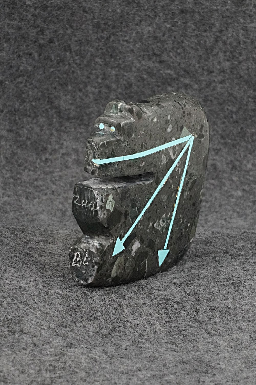 Bear Zuni Fetish Carving - Bernard Laiwakete