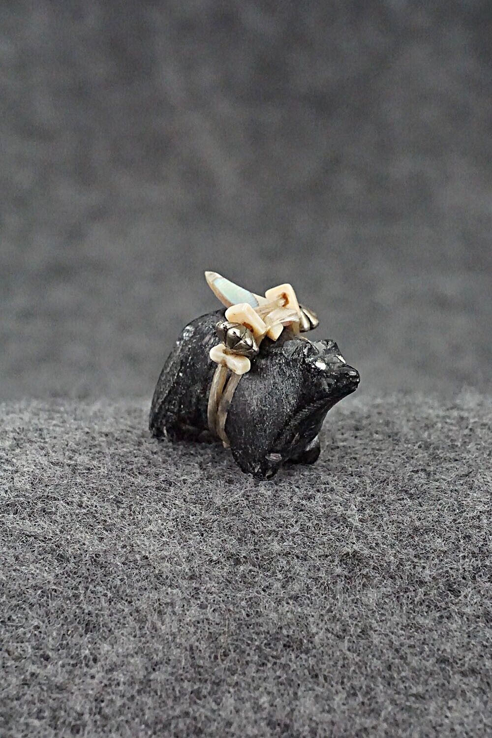 Bear Zuni Fetish Carving - Vander Tsethlikai