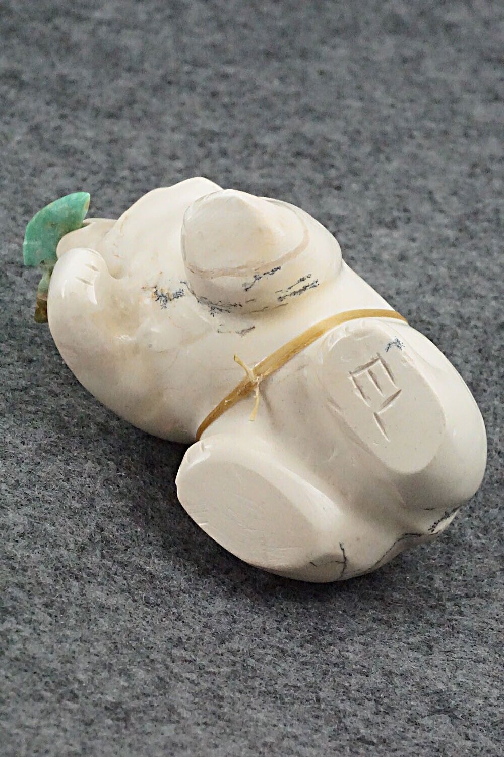 Bear with Fish Zuni Fetish Carving - Enrike Leekya