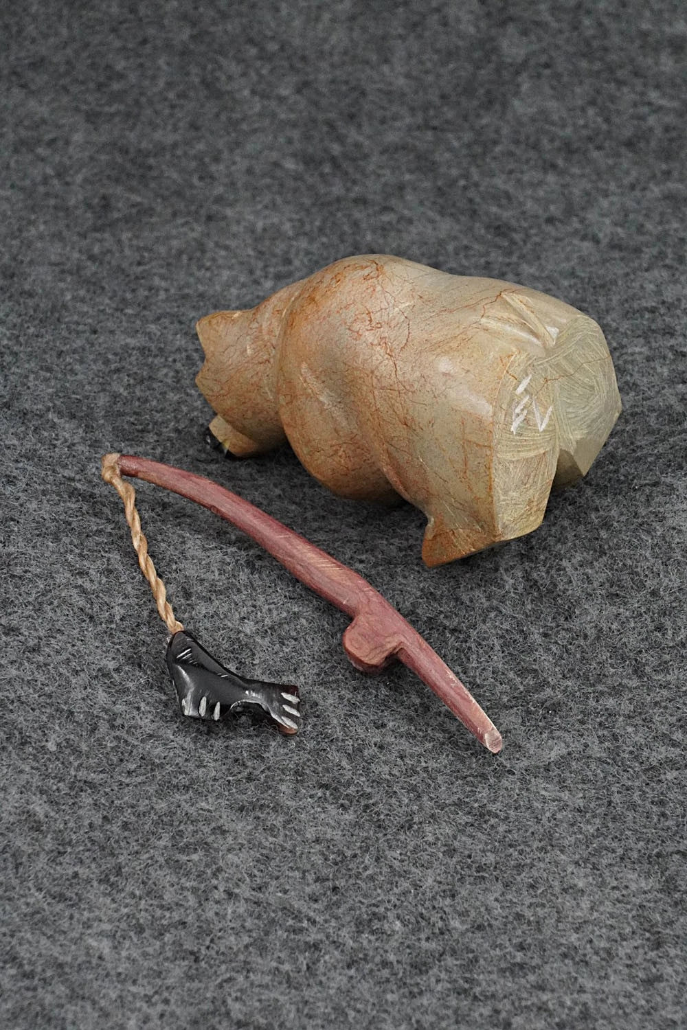 Bear Zuni Fetish Carving - Enrike Leekya