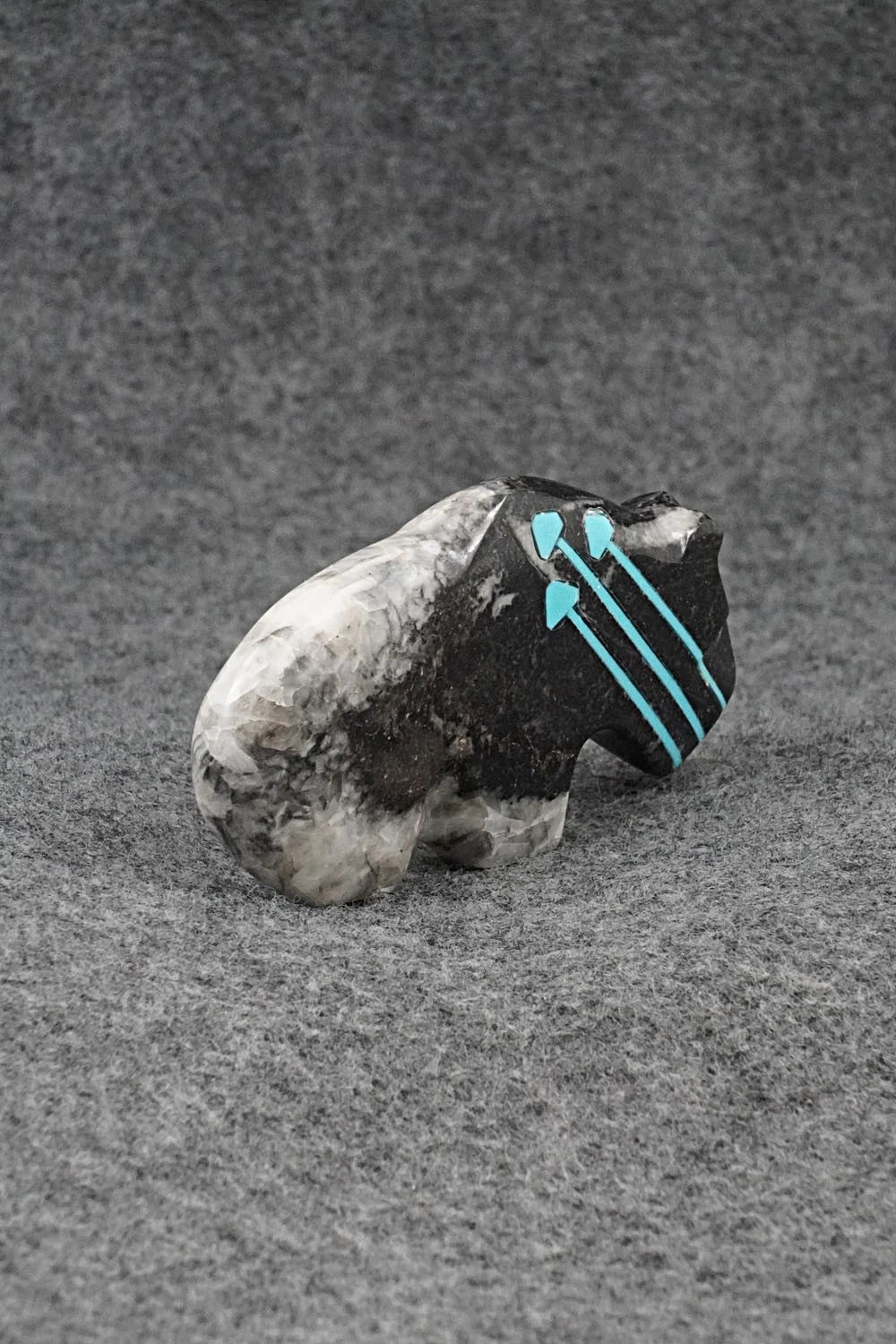 Bear Zuni Fetish Carving - Kenric Laiwekete