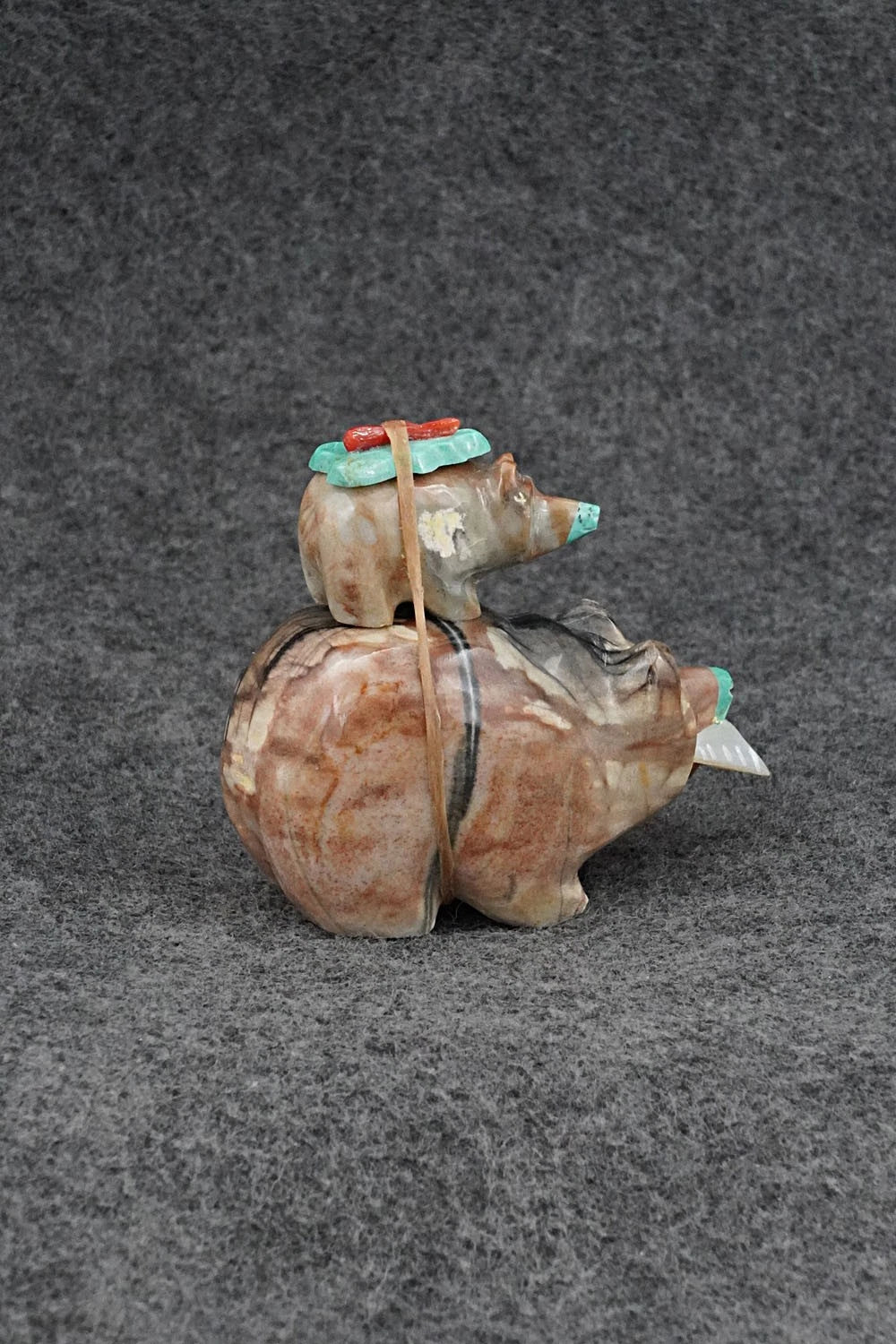 Bear Zuni Fetish Carving - Enrike Leekya