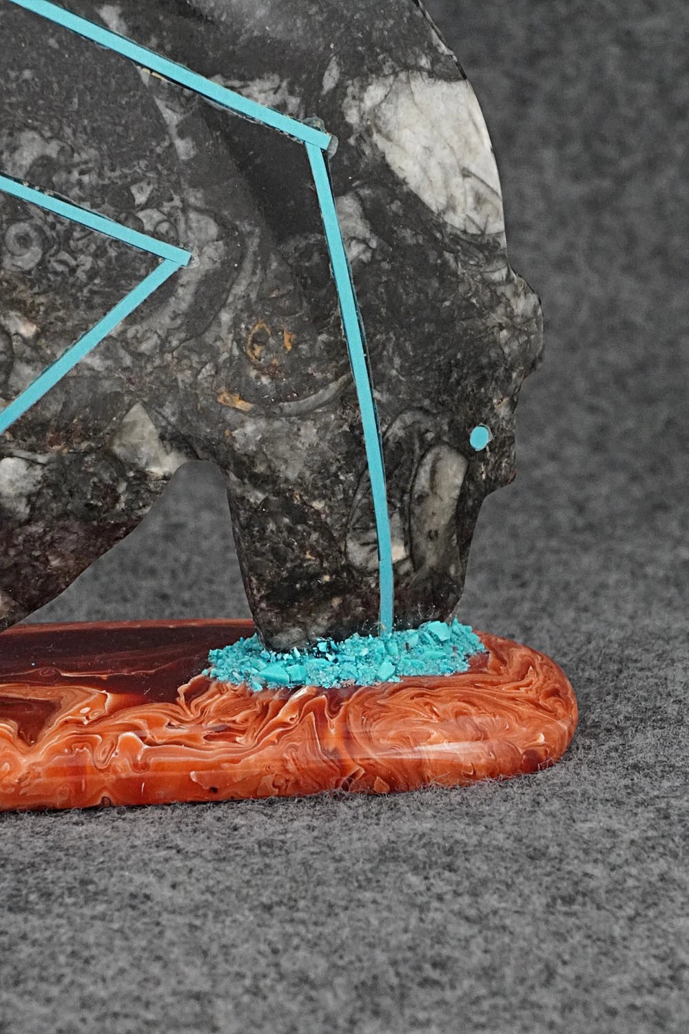 Bear Zuni Fetish Carving - Bernard Laiwekete