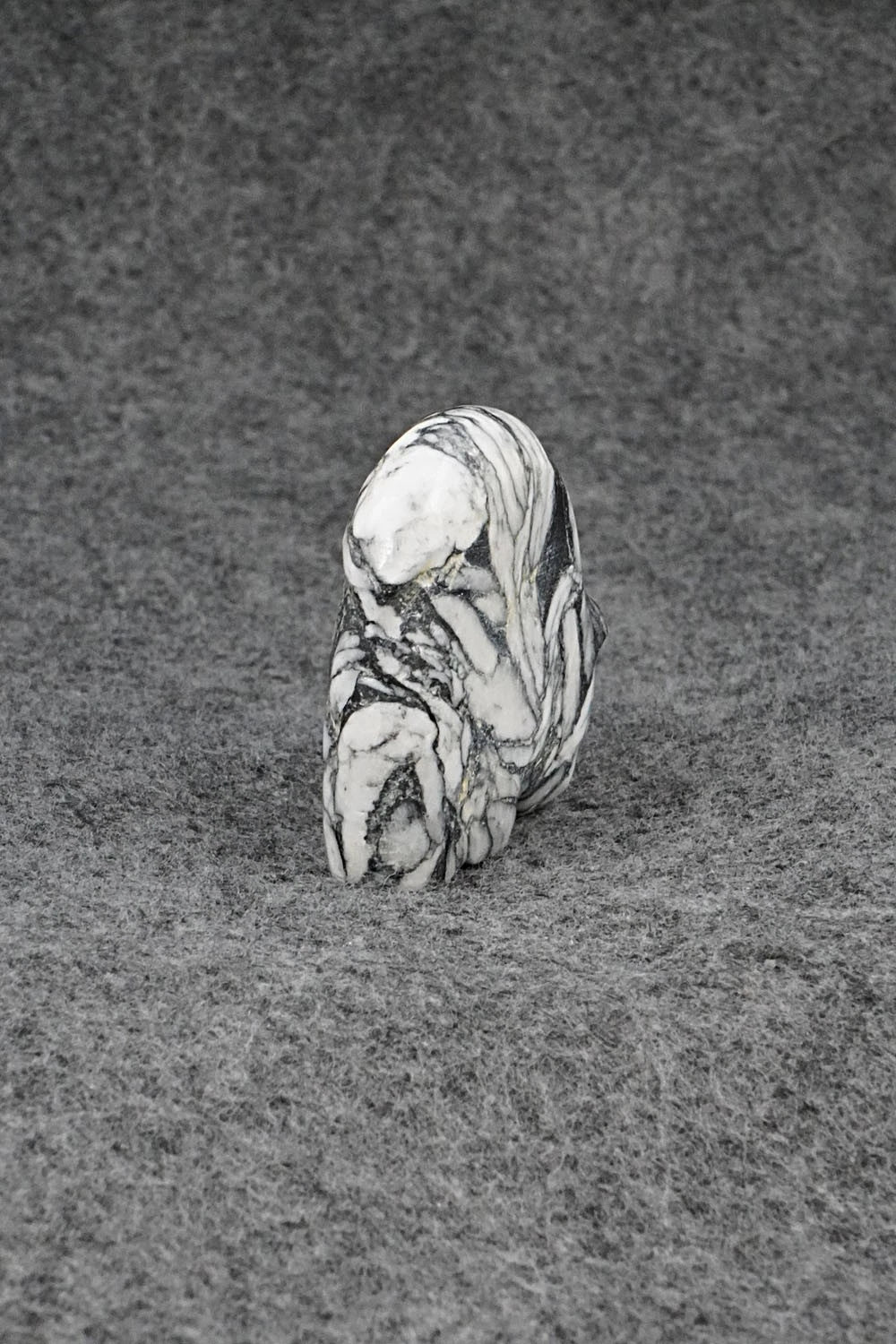 Bear Zuni Fetish Carving - Andres Lementino