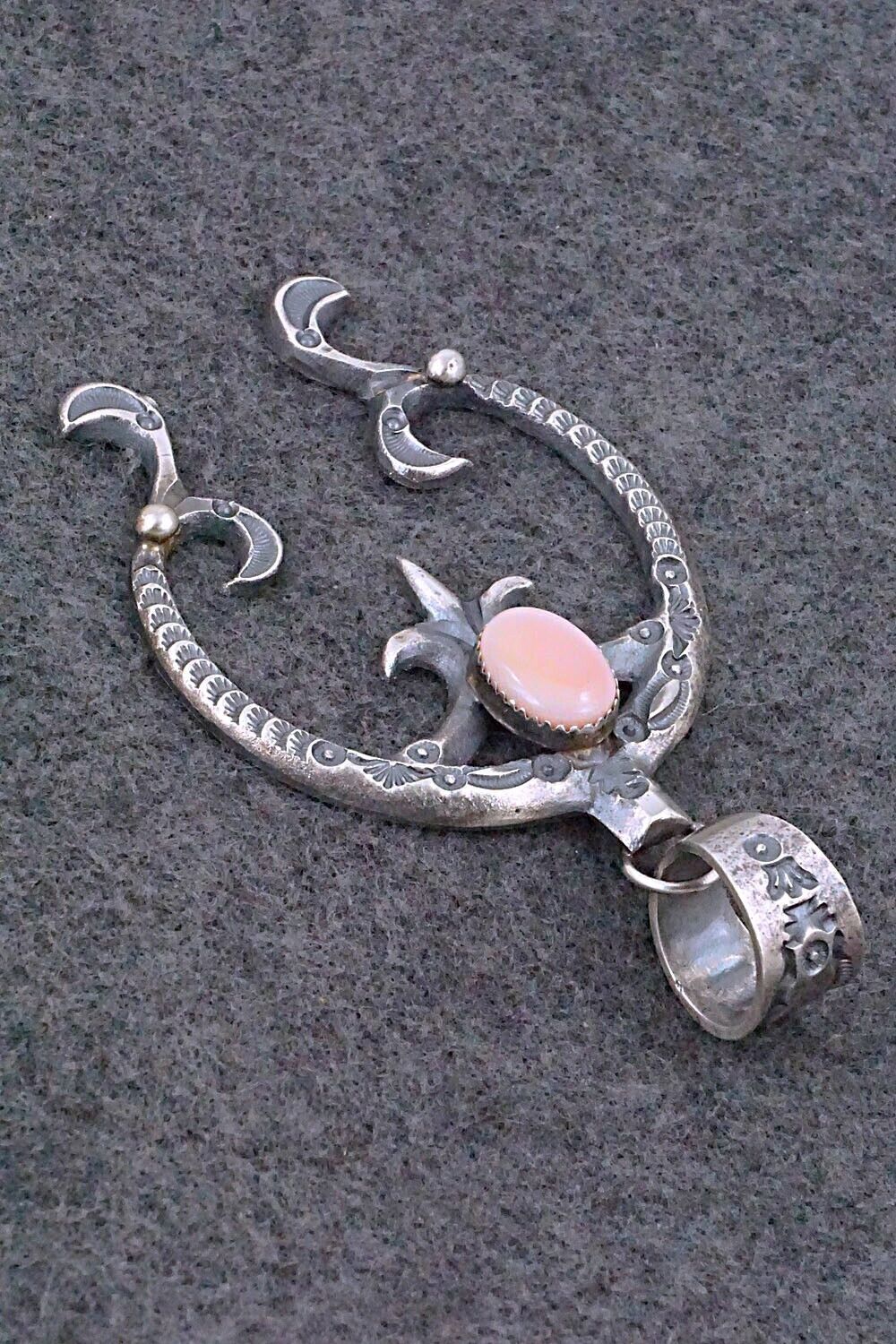 Pink Conch Shell & Sterling Silver Pendant - Eva & Linberg Billah