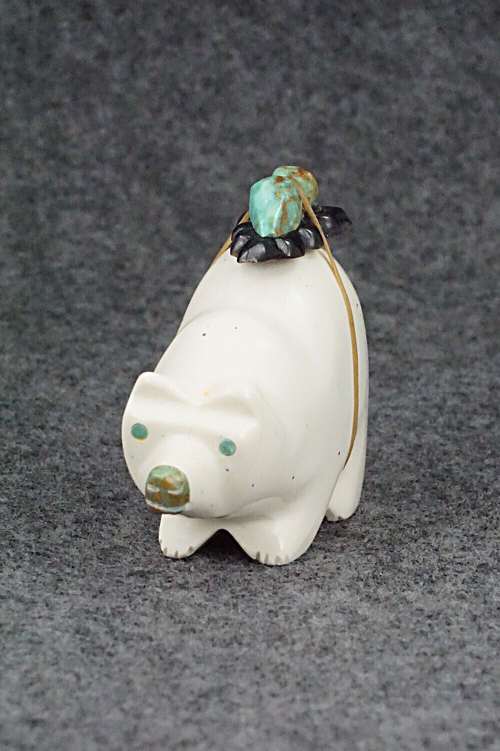 Bear Zuni Fetish Carving - Enrike Leekya