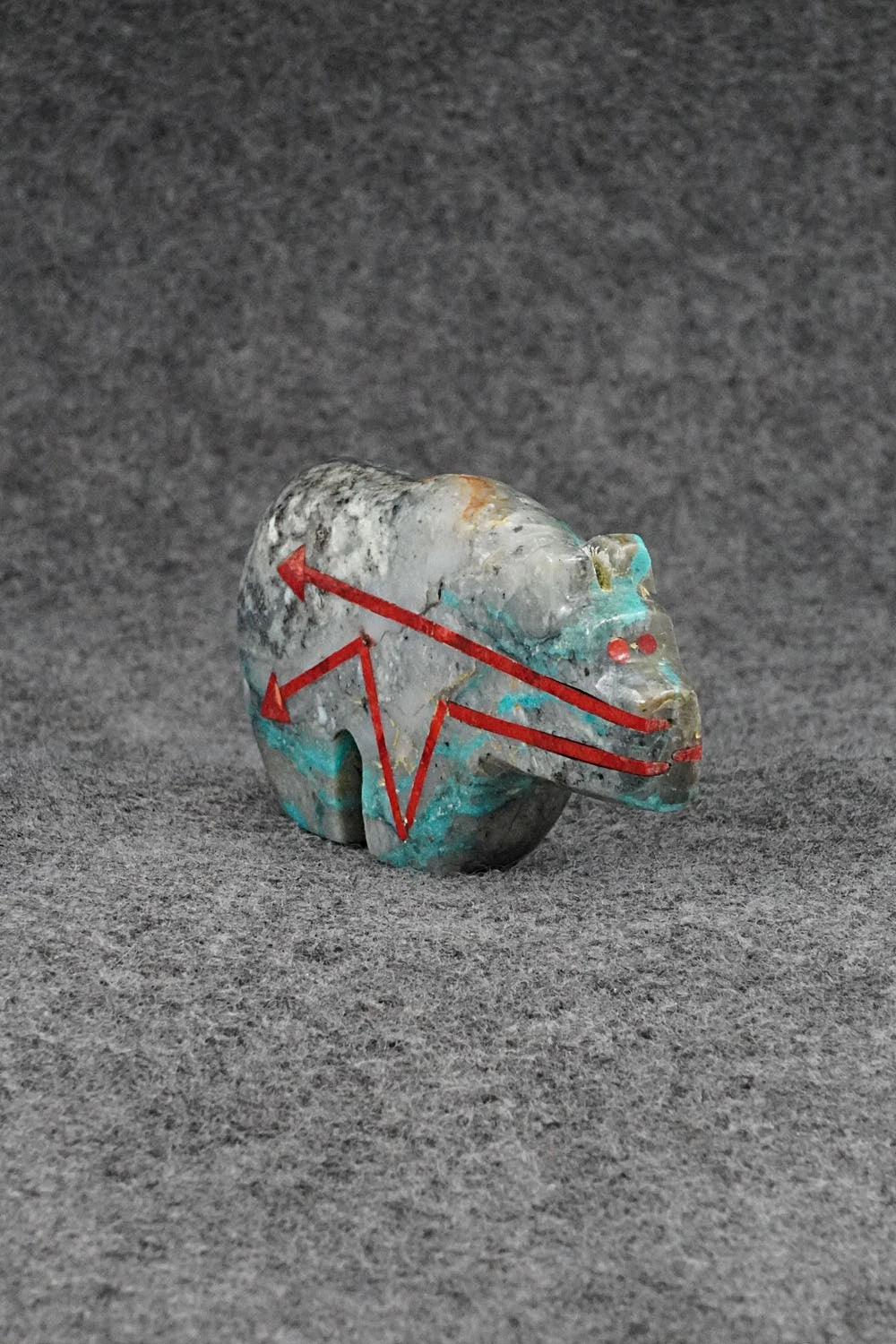 Bear Zuni Fetish Carving - Bernard Laiwekete