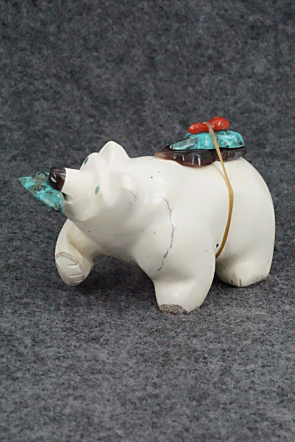 Bear with Fish Zuni Fetish Carving - Enrike Leekya