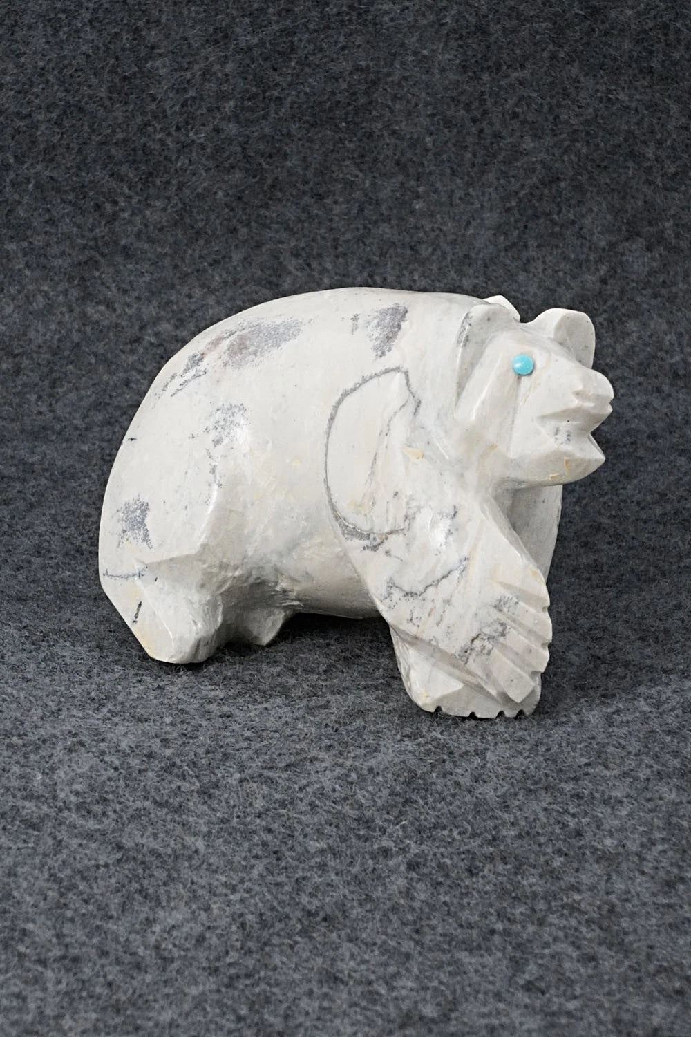 Bear Zuni Fetish Carving - Derrick Kaamasee