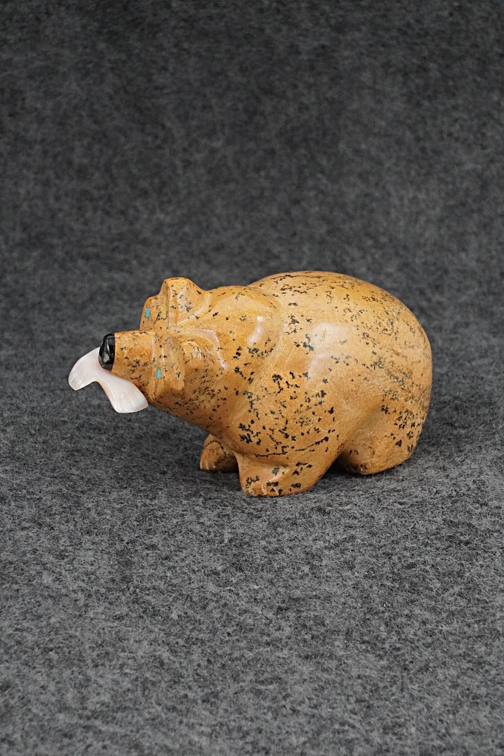 Bear Zuni Fetish Carving - Enrike Leekya