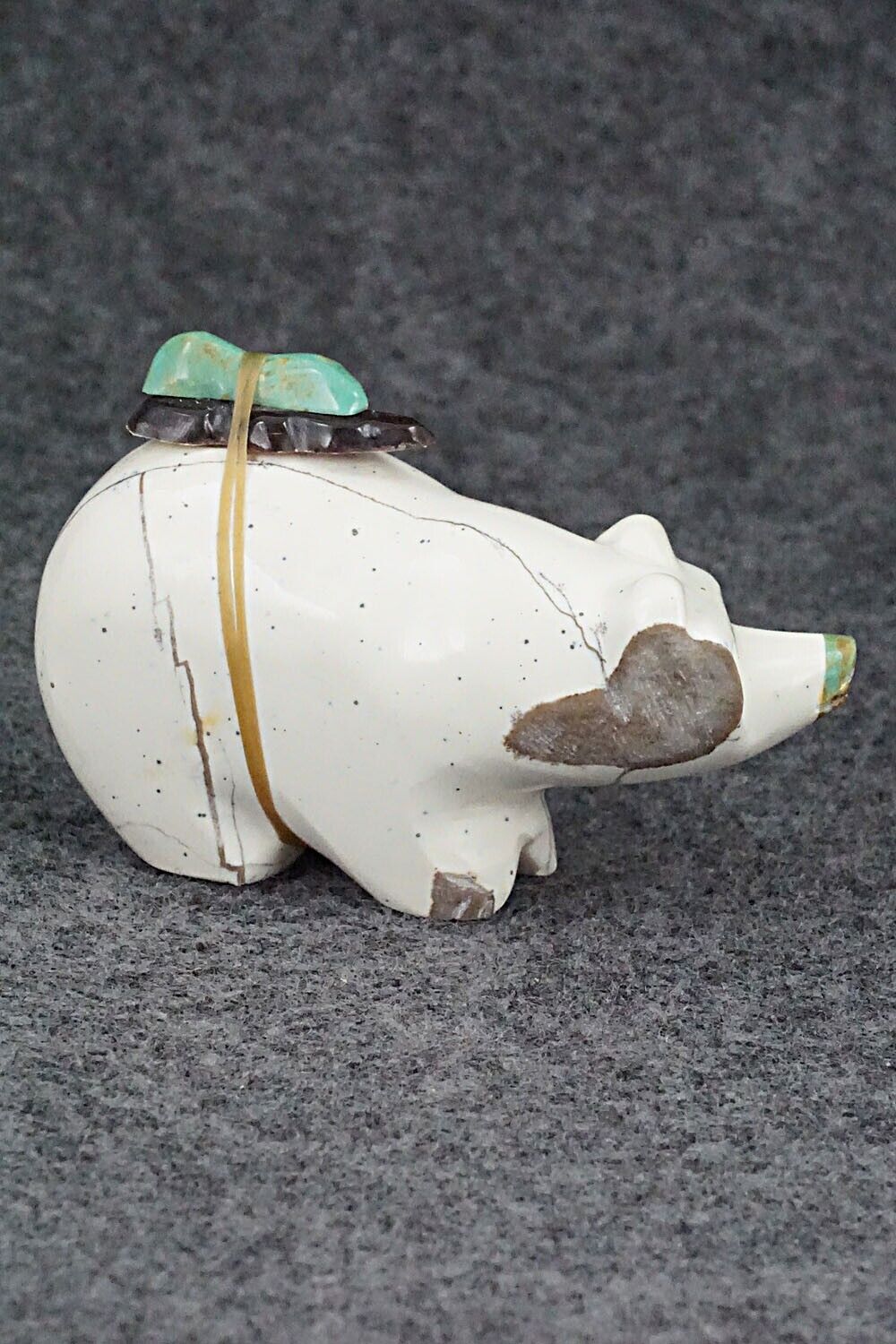 Bear Zuni Fetish Carving - Enrike Leekya