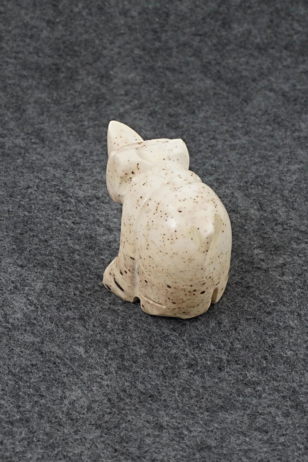 Bear Zuni Fetish Carving - Gilbert Lonjose