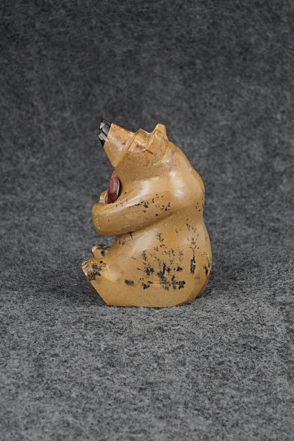 Bear Zuni Fetish Carving - Enrike Leekya