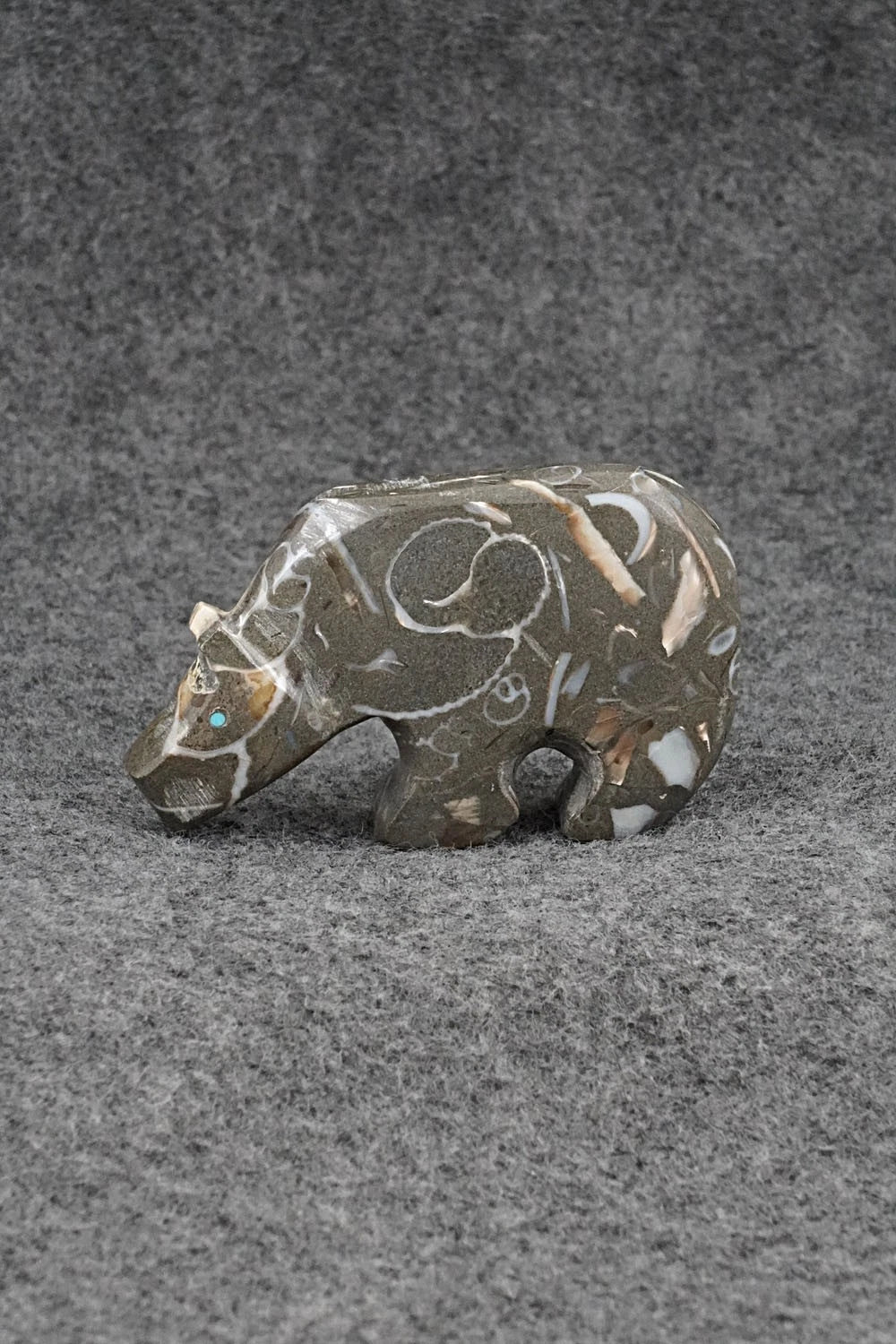 Bear Zuni Fetish Carving - Fernando Laiwakete