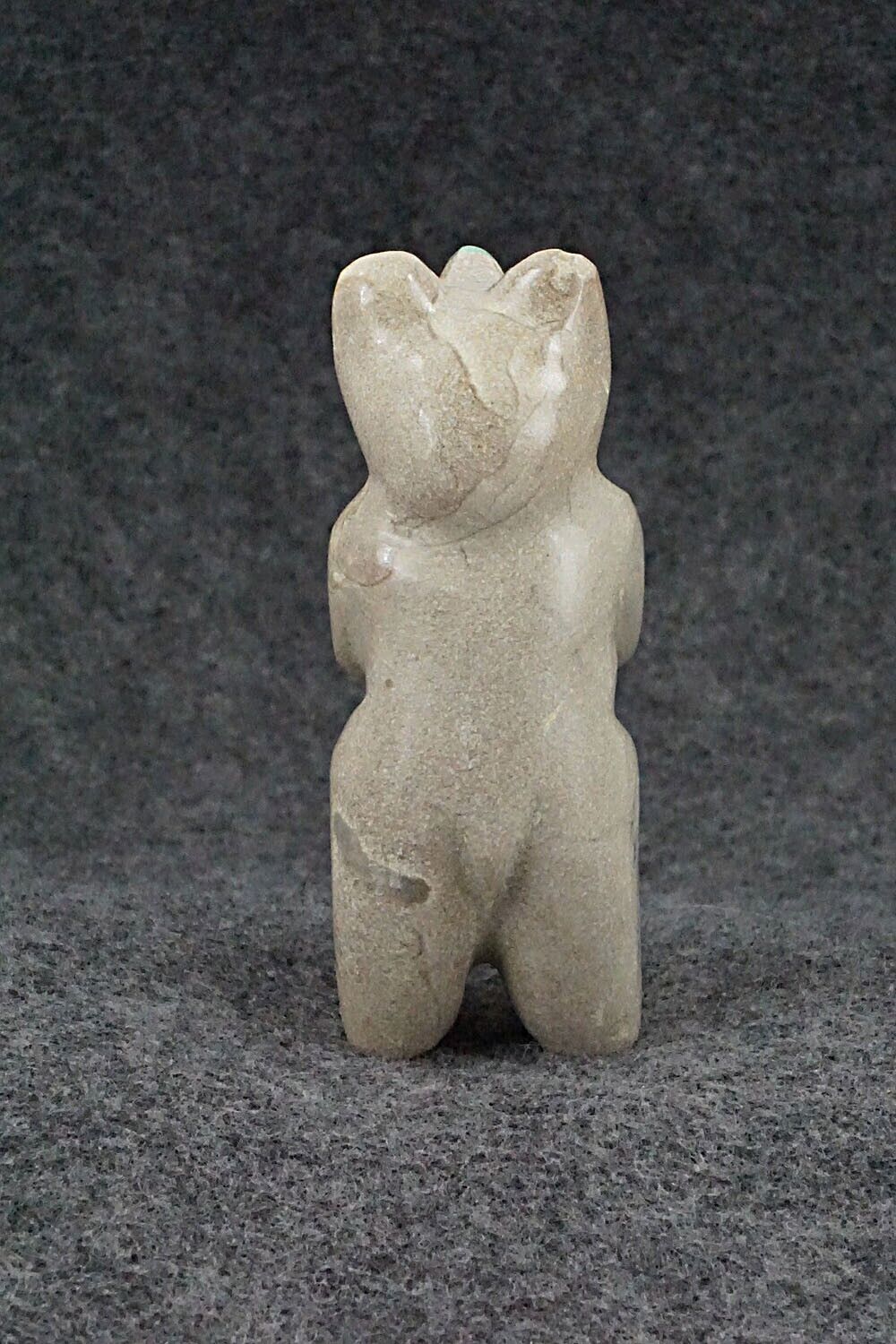 Bear with Heart Zuni Fetish Carving - Enrike Leekya