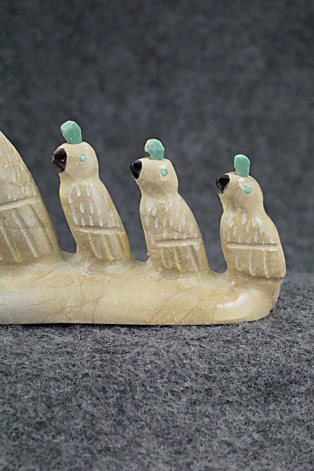 Quail with Chicks Zuni Fetish Carving - Enrike Leekya