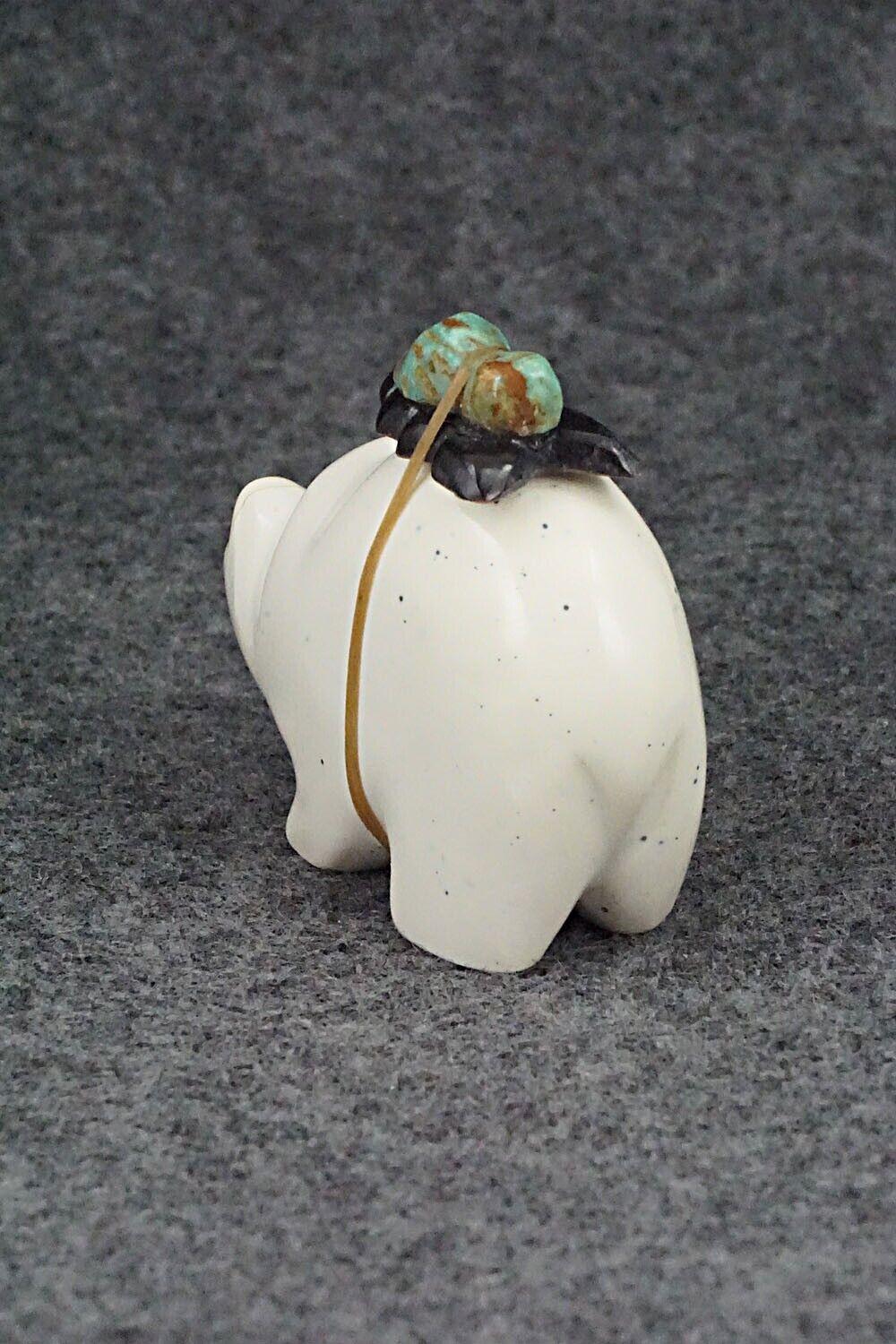 Bear Zuni Fetish Carving - Enrike Leekya