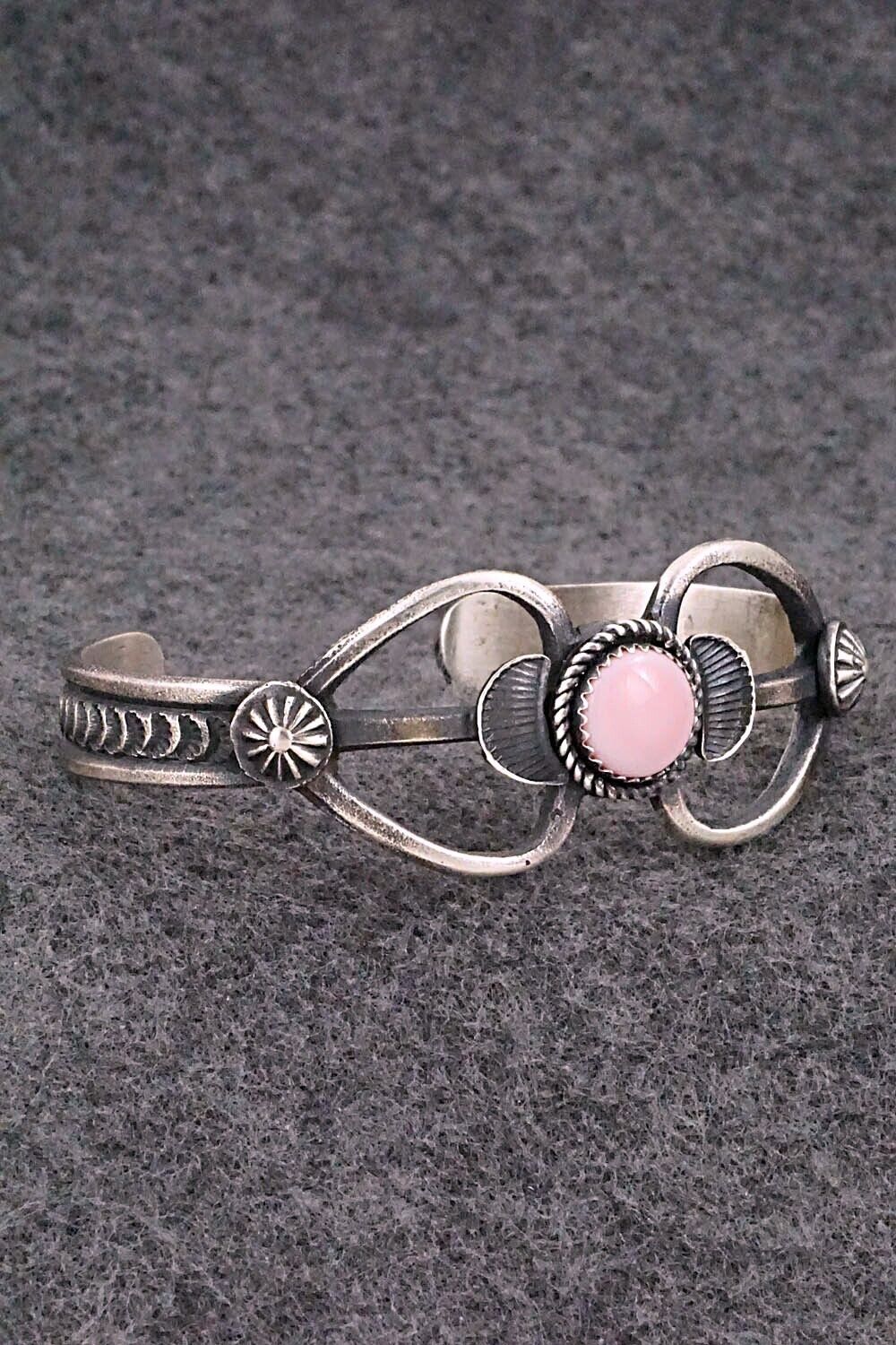Pink Conch Shell & Sterling Silver Bracelet - Eva & Linberg Billah