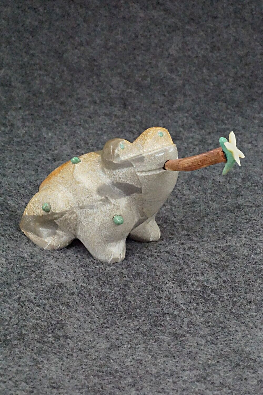 Frog with Dragonfly Zuni Fetish Carving - Enrike Leekya