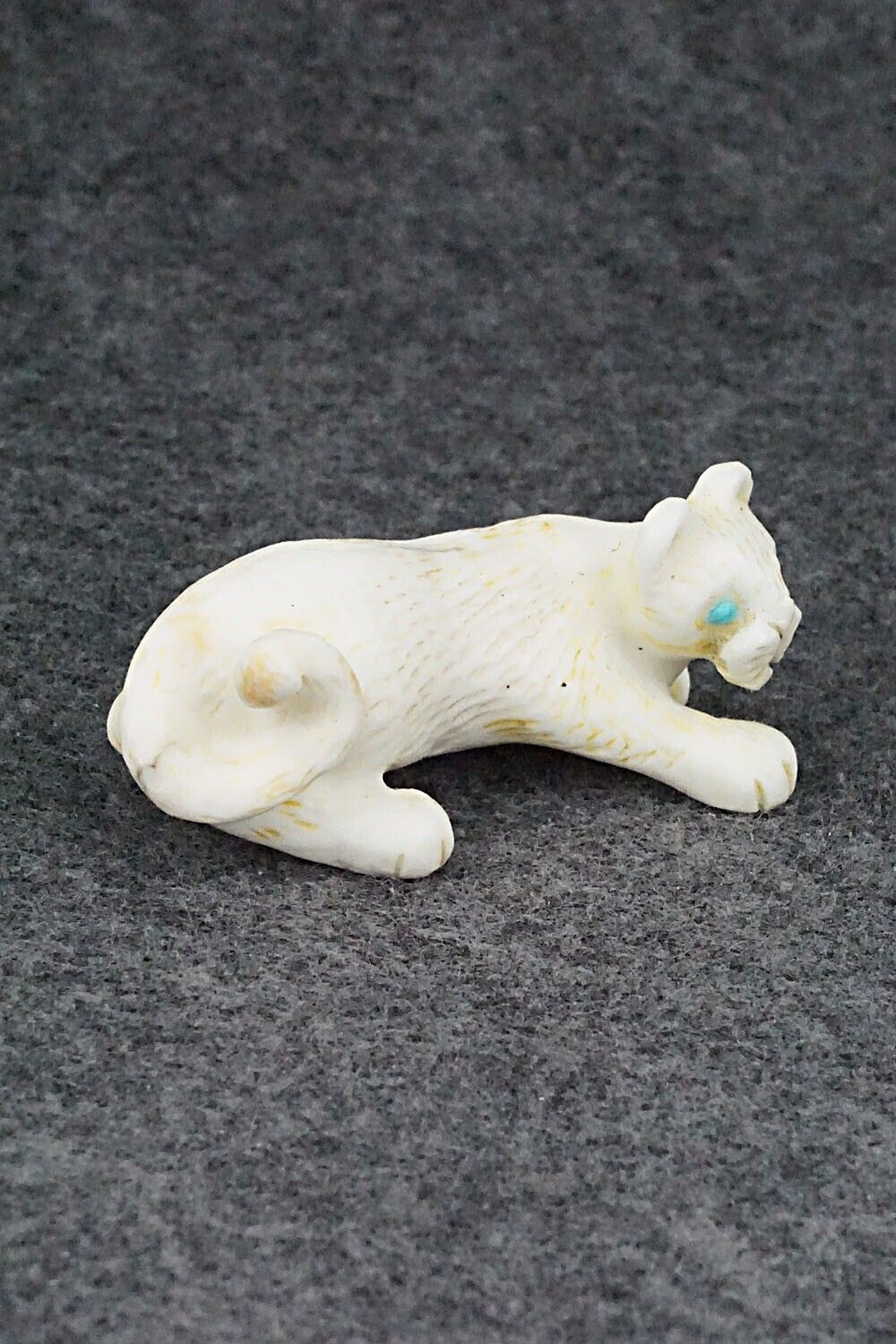 Mountain Lion Zuni Fetish Carving - Wilfred Cheama