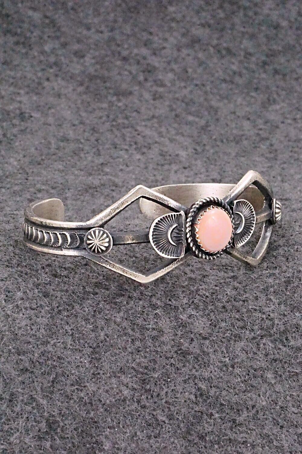 Pink Conch Shell & Sterling Silver Bracelet - Eva & Linberg Billah