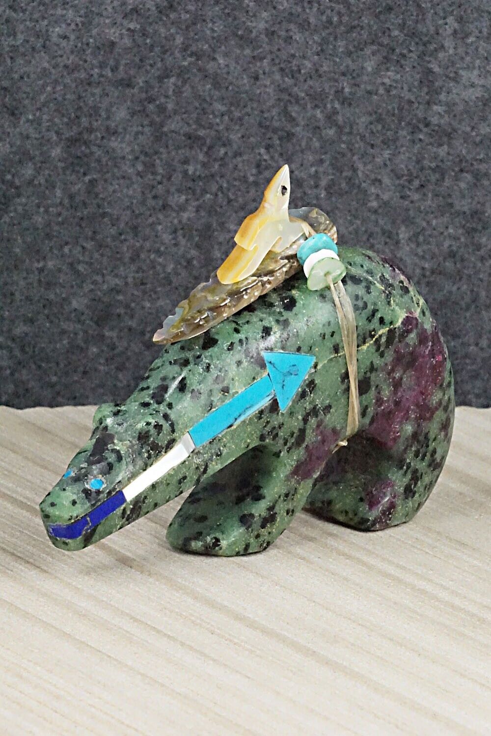 Bear Zuni Fetish Carving - Fernando Laiwakete
