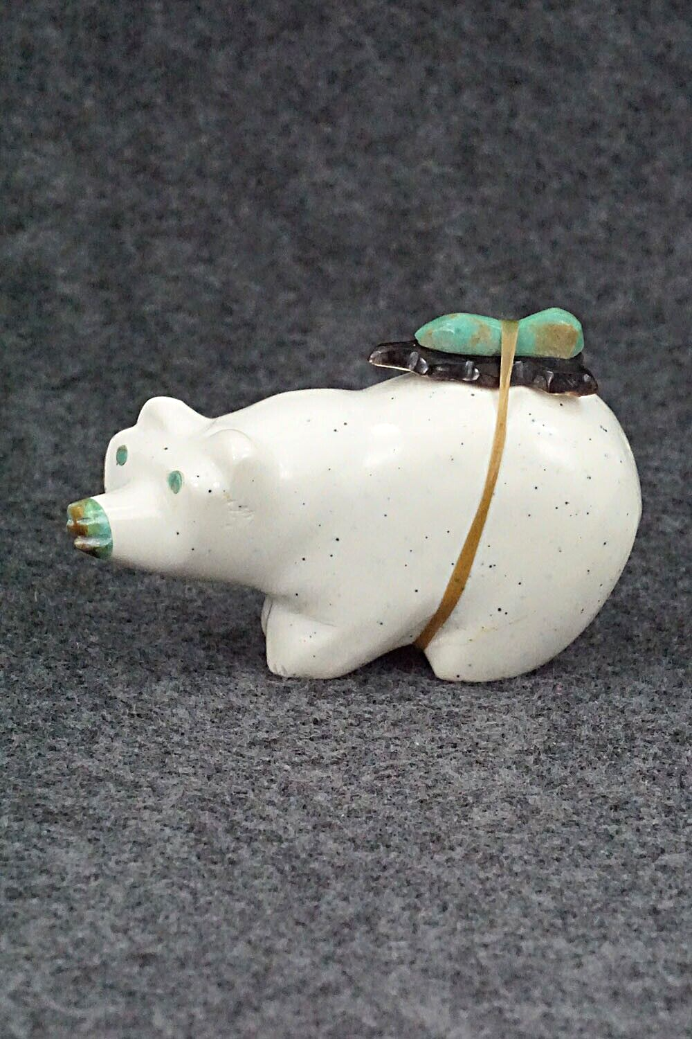 Bear Zuni Fetish Carving - Enrike Leekya