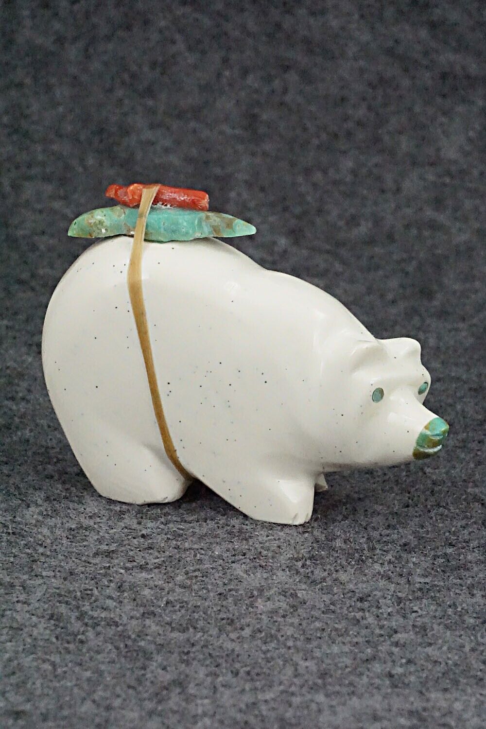 Bear Zuni Fetish Carving - Enrike Leekya